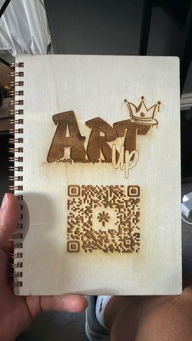 ArtUp — libreta grabada en madera con QR